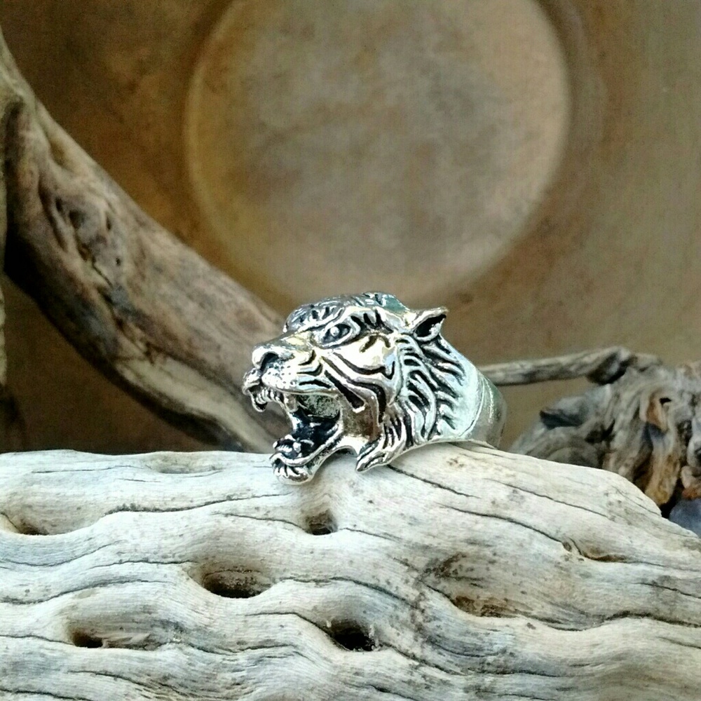 Men's silver ring tiger teeth growling